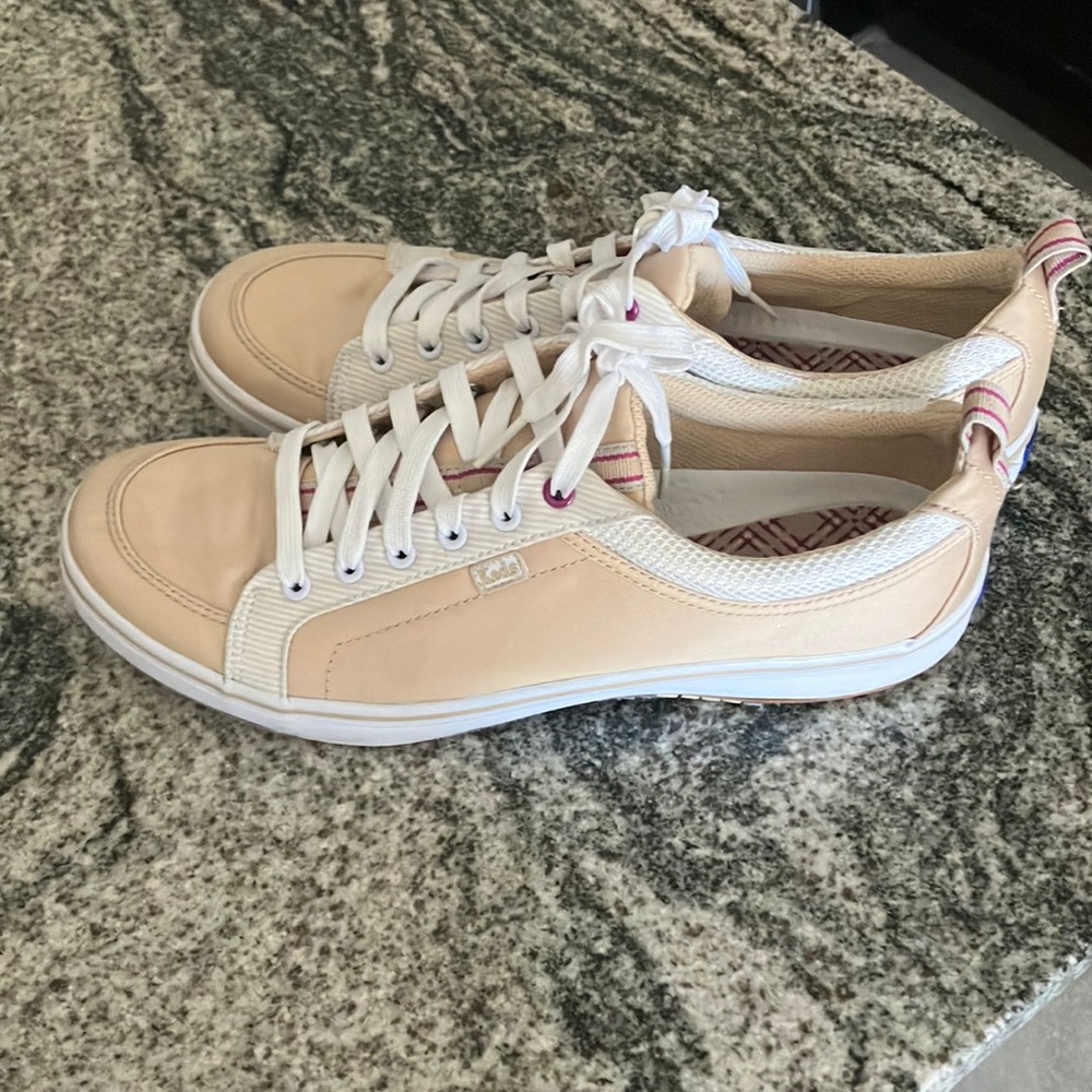 SZ 10 CREAMY TAN & WHITE KEDS WITH BURGUNDY TRIM